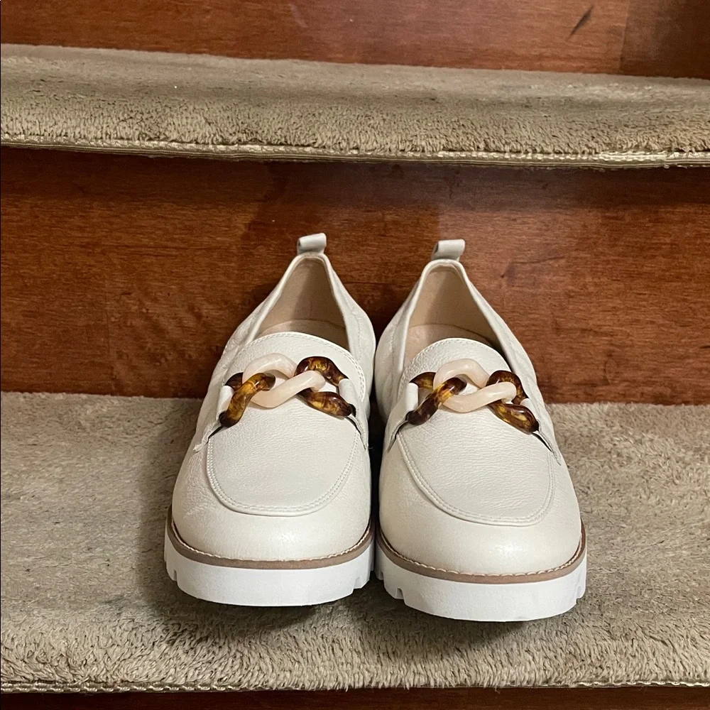 NWOT Vionic Cream Leather Loafers with Tortoise Chain - Picture 3 of 14
